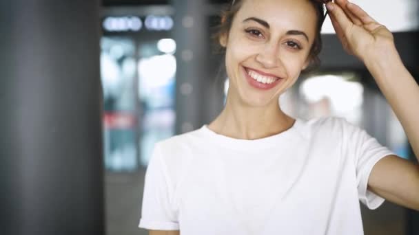 Close-up retrato de jovem sorrindo elegante mulher bonita em óculos posando ao ar livre . — Vídeo de Stock