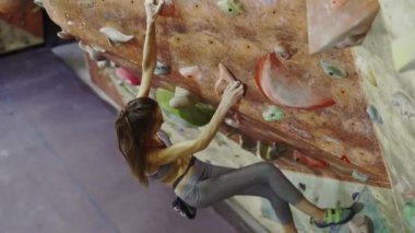 Genç Kadın Kaya tırmanışçısı 