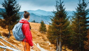 dağlarda açık havada yürüyen sırt çantası ile kadın otostopçu
