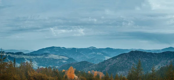 Krásný výhled z podzimní horské krajiny s zamračená obloha — Stock fotografie