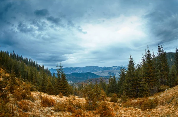 Krásný výhled z podzimní horské krajiny s zamračená obloha — Stock fotografie