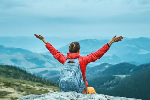 坐在山上悬崖上的旅游妇女 — 图库照片