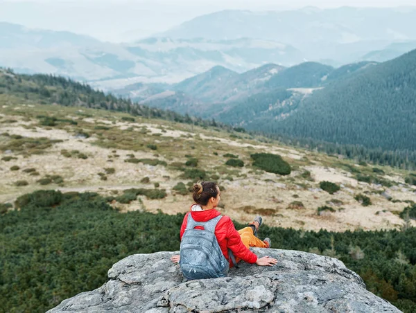 Туристична жінка роздумує в горах — стокове фото