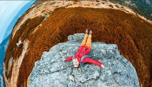 관광 여 자가 산에서 절벽에 앉아 — 스톡 사진