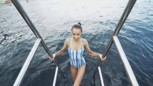 Bela mulher feliz sexy esbelta em roupa de banho azul relaxante, nadando e desfrutando de água doce no lago da montanha no dia de verão ensolarado quente . — Vídeo de Stock