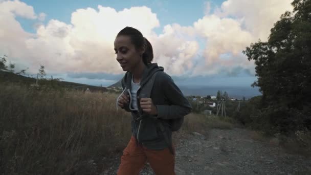 Mujer senderismo montañas buscando hermoso colorido increíble puesta de sol cielo . — Vídeos de Stock