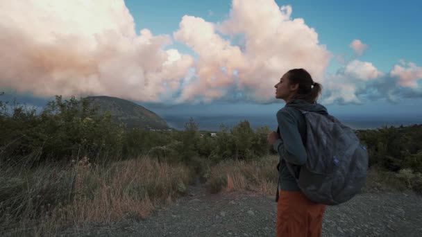 Frau Wandern Berge suchen schön bunt erstaunlich Sonnenuntergang Himmel. — Stockvideo