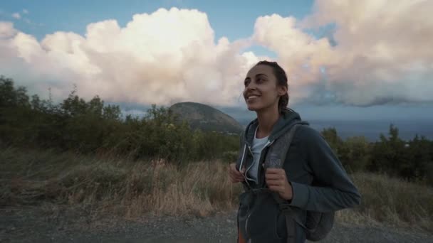 Donna escursionismo montagne cercando bello colorato sorprendente cielo tramonto . — Video Stock
