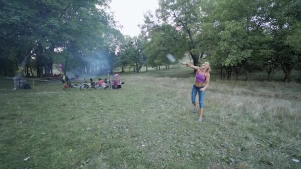 공원에서 배드민턴을 하고 있는 건강 한 여자가 웃으며. — 비디오
