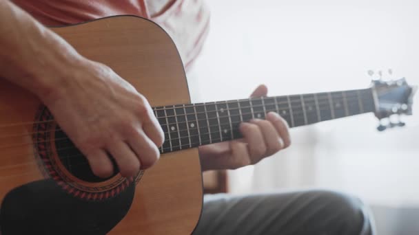 Неузнаваемый человек, играющий на гитаре — стоковое видео