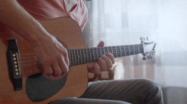 Gitar çalan tanınmamış bir adam