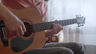 Gitar çalan tanınmamış bir adam