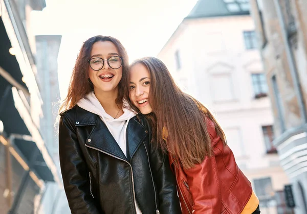 Dvě mladé dívky chůze město baví — Stock fotografie