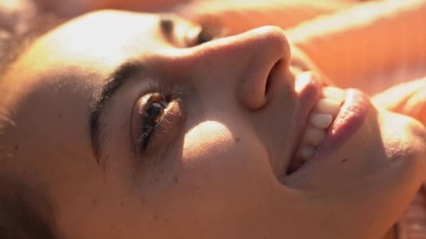 Extreme close-up van gezicht van liegen lachende gelukkige vrouw. — Stockvideo