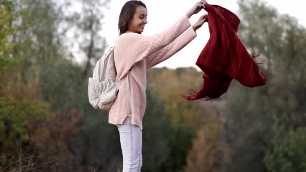 Όμορφη γυναίκα πεζοπόρος με μικρό σακίδιο με τα πόδια στο δάσος autamn — Αρχείο Βίντεο