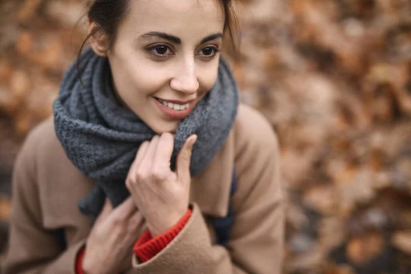 Primer plano retrato al aire libre de otoño de hermosa mujer sonriente en el parque de otoño, envolturas en bufanda de punto . — Foto de Stock