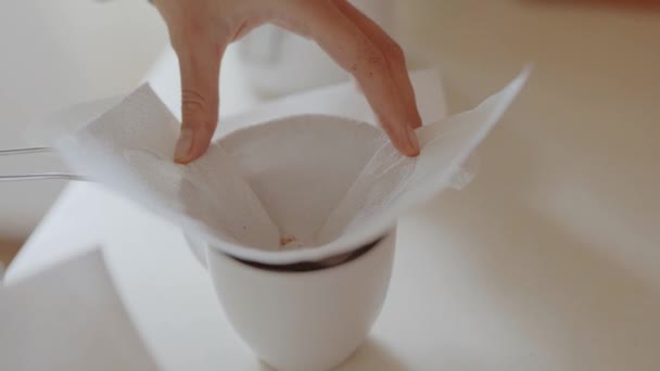 倒入自制过滤咖啡。 一个女人把碎咖啡倒在纸过滤器里. — 图库视频影像