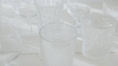 Beyaz ahşap masada birçok farklı şeffaf gözlük, üst görünüm