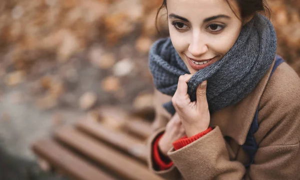 Primer plano retrato al aire libre de otoño de hermosa mujer sonriente en el parque de otoño en el fondo de la naturaleza otoño, envuelve en bufanda de punto . — Foto de Stock