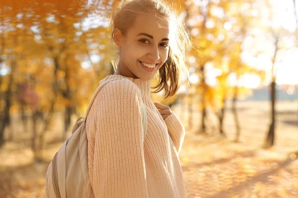 Otoño retrato al aire libre de la joven sonriente mujer caminando en el parque de otoño con hojas de colores en el fondo de la naturaleza otoño . — Foto de Stock
