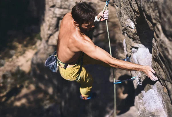 Güçlü kaslı kaya tırmanışçısının portresi sert spor rotasına tırmanıyor, dinleniyor ve tebeşirleniyor.. — Stok fotoğraf