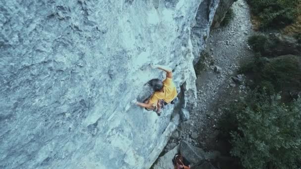 Kaya tırmanışı zorlu bir spor rotasında, kaya tırmanışçısı zor bir hamle yapar ve düşer.. — Stok video
