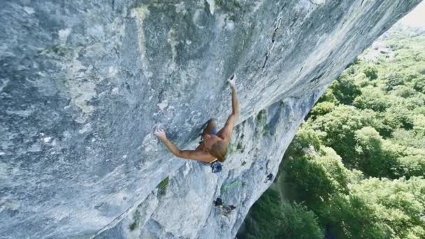 Людина скелястий альпініст сходження на вапнякову скелю — стокове відео