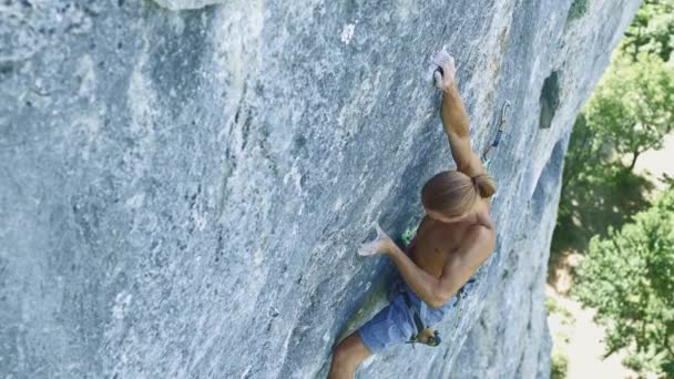 Альпинист человек скалолазание на известняковой скале — стоковое видео