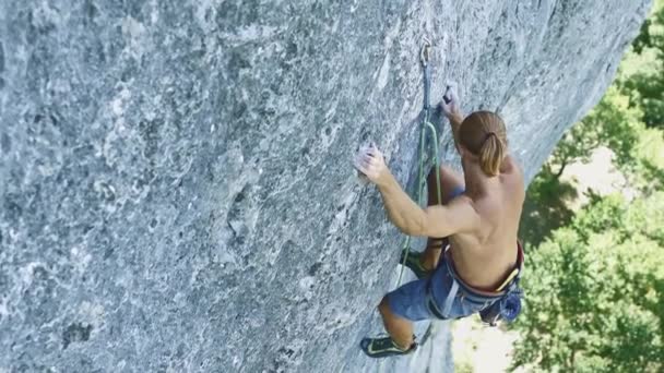 Άνθρωπος ορειβάτης αναρρίχηση σε ένα βράχο ασβεστόλιθο — Αρχείο Βίντεο