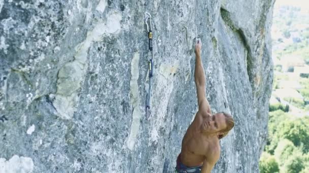 Top pohled mladý silný svalnatý laděný muž rock horolezec lezení na vysoké vertikální vápencový útes — Stock video