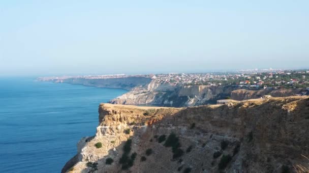 Panorama incroyable sur le paysage du bord de mer avec une haute falaise de calcaire sur la mer bleue et un ciel bleu profond clair — Video