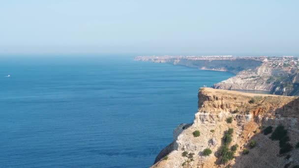 Increíble panorama del paisaje de la orilla del mar con alto acantilado de piedra caliza sobre el mar azul y claro cielo azul profundo — Vídeos de Stock