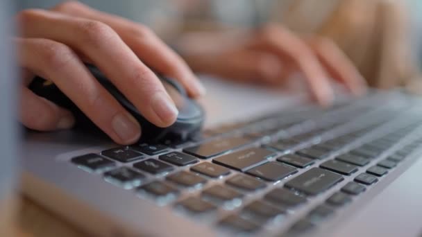 Close-up mãos femininas usando laptop, mouse e teclado — Vídeo de Stock