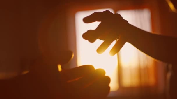 POV primer plano pareja amantes manos tocándose los dedos — Vídeo de stock