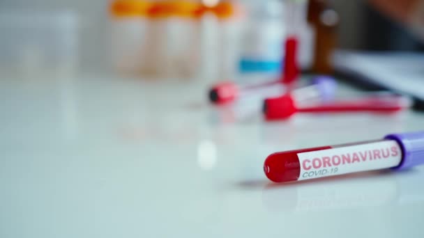 COVID-19 için kan örneği ve Coronavirus enfeksiyonu için hızlı test tüpü — Stok video