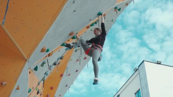Kvinna klättrare på utomhus klättring gym — Stockvideo
