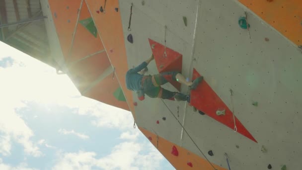 Wspinaczka rockclimber wykonuje trudne ruchy na trudnej trasie. — Wideo stockowe