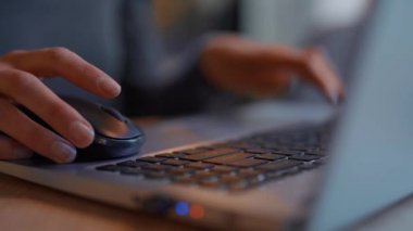 kamera kaydırma hareketi dizüstü bilgisayar klavyesi ve bilgisayar faresi kullanarak kadın ellerini kapat