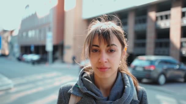 Mujer joven al aire libre con mascarilla médica para la protección del virus . — Vídeos de Stock