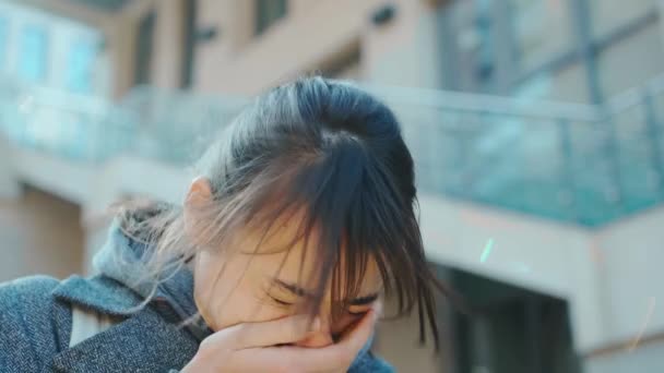Ung europeisk kvinna som ser sjuk ut när hon går utomhus — Stockvideo