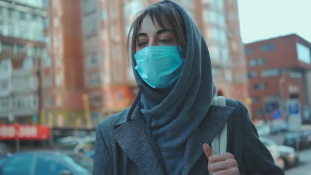 Donna in cappuccio e maschera di protezione medica guardarsi intorno — Video Stock