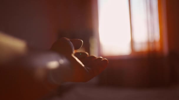 POV närbild manliga handen spelar med soluppgång och blossa mot fönstret — Stockvideo