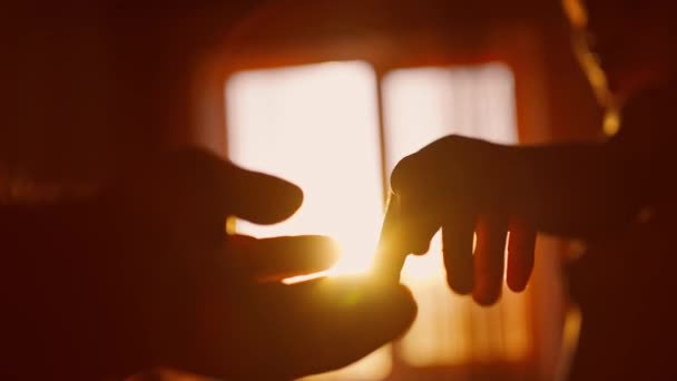 POV close-up paar geliefden handen aanraken van elkaar vingers — Stockvideo
