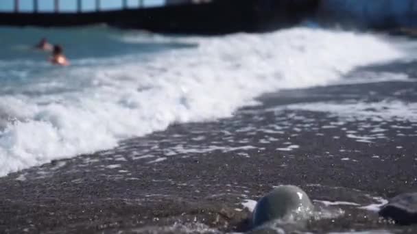 Powolne fale ruchu na żwirowej plaży publicznej morze. — Wideo stockowe