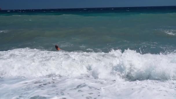 Duże potężne fale morskie z białą pianką toczącą się na publicznej plaży morskiej — Wideo stockowe
