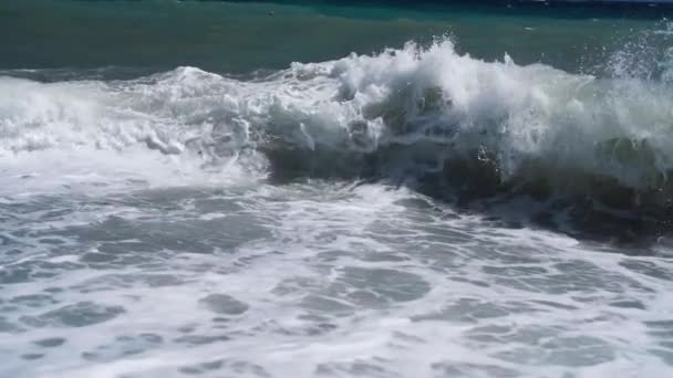 Медленное движение волн на галечном море общественного пляжа. — стоковое видео