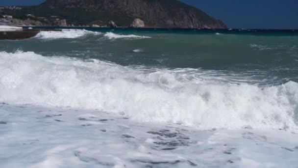 Olas de cámara lenta en el mar de guijarros playa pública. — Vídeos de Stock