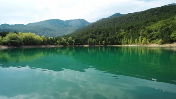 Panorama da bela paisagem cênica com lago de montanha azul-turquesa, bosques e montanhas — Vídeo de Stock