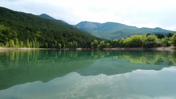 Πανόραμα του όμορφου γραφικού τοπίου με τυρκουάζ ορεινή λίμνη, δάση και βουνά — Αρχείο Βίντεο