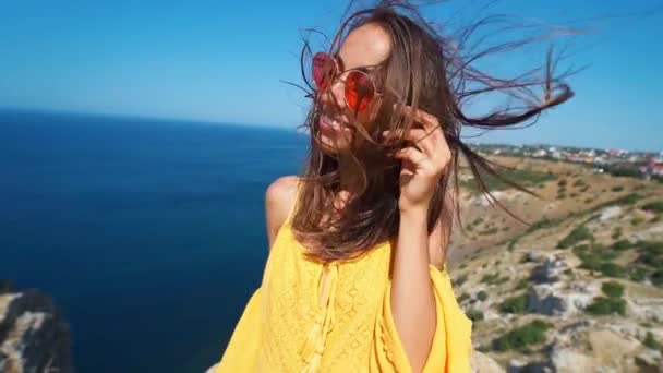 Primo piano clow motion portrait bella donna bruna sorridente con lunghi capelli soffiati dal vento — Video Stock